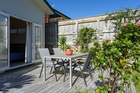 Photo of property in 16 James Nairn Grove, Riverstone Terraces, Upper Hutt, 5018