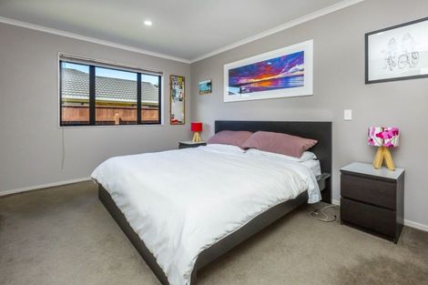 Photo of property in 6 Mcewen Crescent, Riverstone Terraces, Upper Hutt, 5018