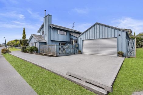 Photo of property in 8 Landsberg Way, Windsor Park, Auckland, 0632