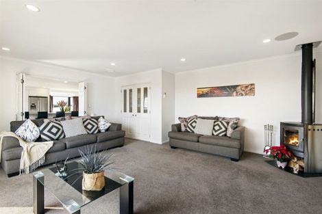 Photo of property in 21 Ballini Rise, West Harbour, Auckland, 0618