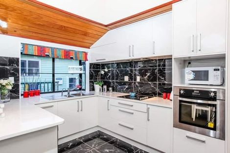 Photo of property in 83 Hobsonville Road, West Harbour, Auckland, 0618