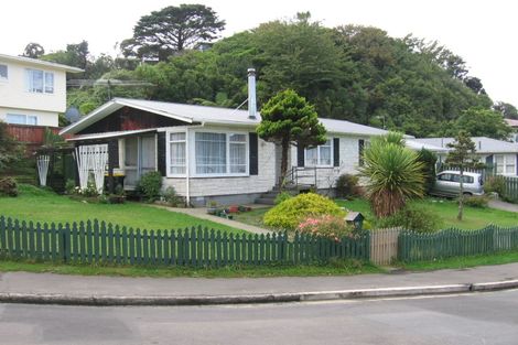 Photo of property in 30 Batchelor Street, Newlands, Wellington, 6037