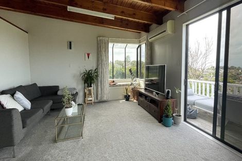 Photo of property in 2/191 Glenfield Road, Hillcrest, Auckland, 0627