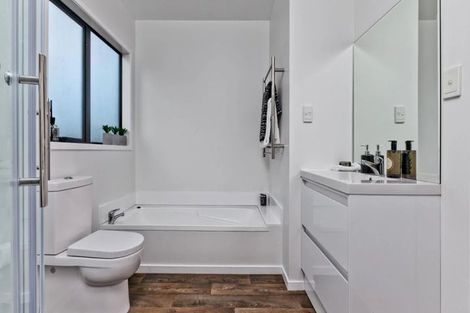 Photo of property in 1/5 Kilham Avenue, Northcote, Auckland, 0627