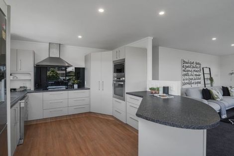 Photo of property in 5 Chilton Drive, Paraparaumu, 5032