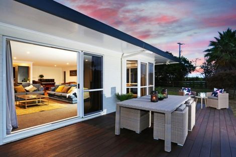 Photo of property in 21 Bush Road, Waiatarua, Auckland, 0604