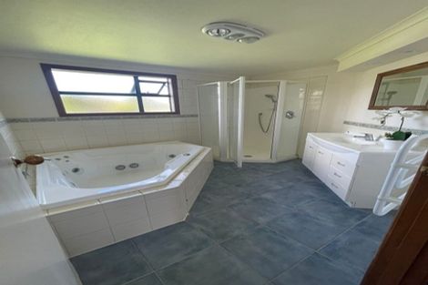 Photo of property in 140 Waimumu Road, Massey, Auckland, 0614