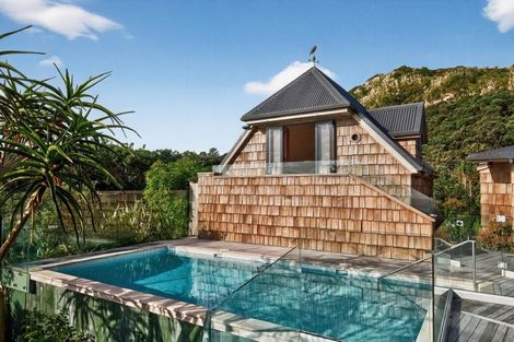 Photo of property in 24 Garden Road, Piha, 0772