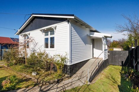 Photo of property in 2 Ngahina Street, Marton, 4710