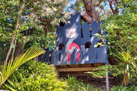 Photo of property in 100 Garden Road, Piha, New Lynn, 0772