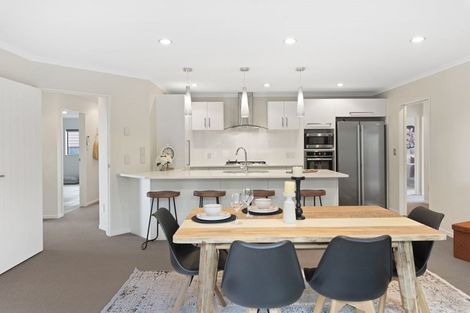 Photo of property in 72 Lake Panorama Drive, Henderson Valley, Auckland, 0612