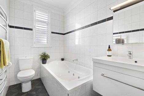 Photo of property in 17 Palm Avenue, Lyall Bay, Wellington, 6022