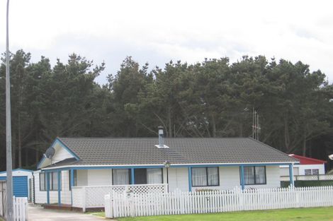 Photo of property in 23 Cousins Avenue East, Foxton Beach, Foxton, 4815
