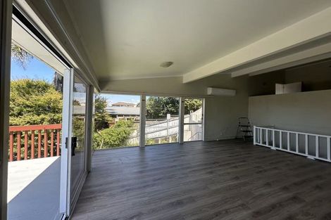 Photo of property in 635 Glenfield Road, Totara Vale, Auckland, 0629