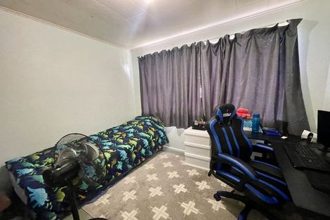 Photo of property in 5 Mcclintock Road, Massey, Auckland, 0614