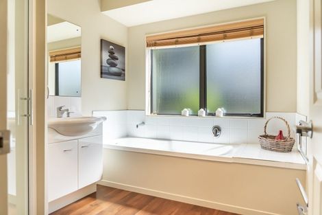 Photo of property in 4 Aragon Grove, Kingsley Heights, Upper Hutt, 5018