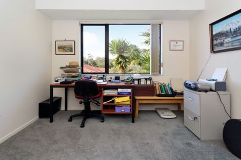 Photo of property in 2 Plumstead Rise, Glen Eden, Auckland, 0602