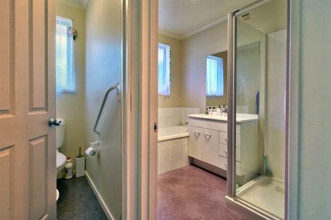 Photo of property in 2 Plumstead Rise, Glen Eden, Auckland, 0602