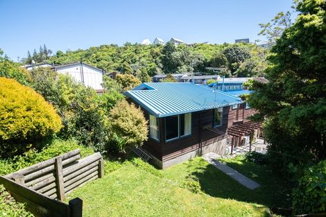 Photo of property in 72 Churton Drive, Churton Park, Wellington, 6037