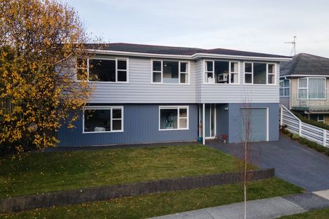 Photo of property in 2 Fitzwilliam Terrace, Tawa, Wellington, 5028
