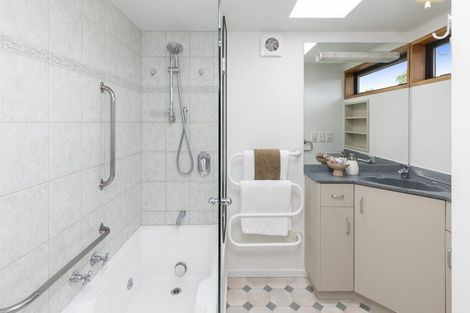 Photo of property in 16 Kent Lodge Avenue, Avonhead, Christchurch, 8042