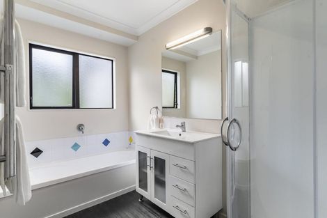 Photo of property in 136 Lynwood Road, New Lynn, Auckland, 0600