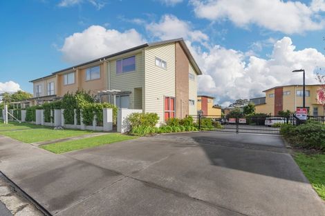 Photo of property in 24/11 Ray Small Drive, Papakura, 2110