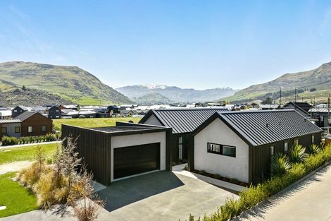 Photo of property in 52 Cunninghams Drive, Jacks Point, Queenstown, 9371
