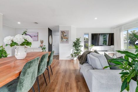 Photo of property in 1/2 Langton Road, Stanmore Bay, Whangaparaoa, 0932