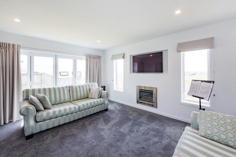 Photo of property in 23 Vaucluse Heights, Fitzherbert, Palmerston North, 4410