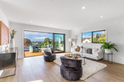 Photo of property in 2/21 Eastcliffe Road, Castor Bay, Auckland, 0620