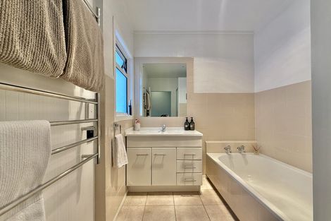 Photo of property in 26a Tower Hill, Stanmore Bay, Whangaparaoa, 0930