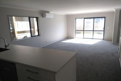 Photo of property in 3 Brindle Way, Newlands, Wellington, 6037