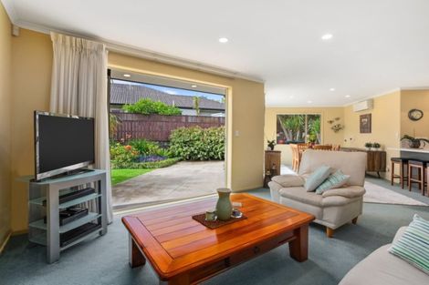 Photo of property in 35 Admirals Court Drive, Greenhithe, Auckland, 0632