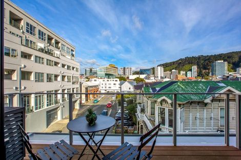 Photo of property in Endeavour Apartments, 22/125 Thorndon Quay, Pipitea, Wellington, 6011