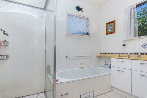 Photo of property in 30 Mountain Road, Henderson Valley, Auckland, 0612