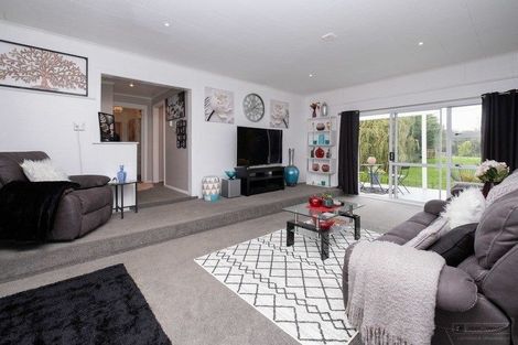 Photo of property in 18 Castle Street, Eltham, 4322