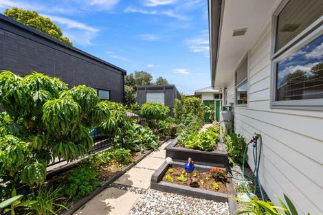 Photo of property in 2 Paradise Point Place, One Tree Point, 0118