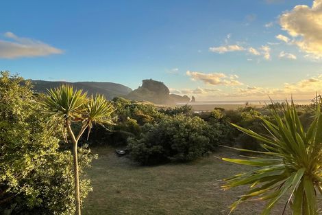 Photo of property in 180 Marine Parade North, Piha, New Lynn, 0772