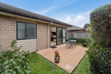 Photo of property in 26 Royalle Mews, Botany Downs, Auckland, 2010