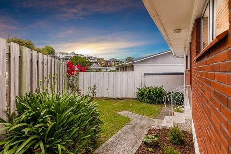 Photo of property in 2/7 Ian Place, Glendene, Auckland, 0602