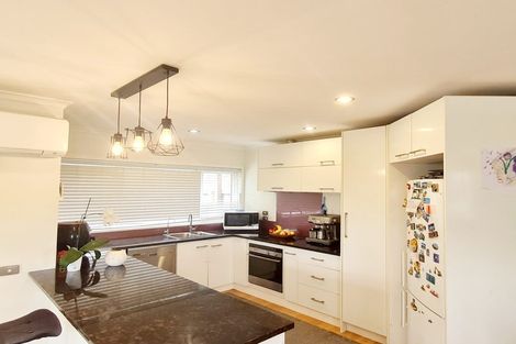Photo of property in 31 Mandeville Place, Unsworth Heights, Auckland, 0632