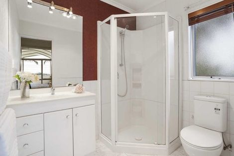 Photo of property in 9 Lorikeet Place, Unsworth Heights, Auckland, 0632