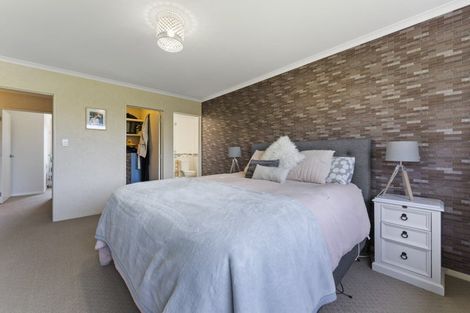 Photo of property in 25 Geneva Terrace, Kelvin Grove, Palmerston North, 4414
