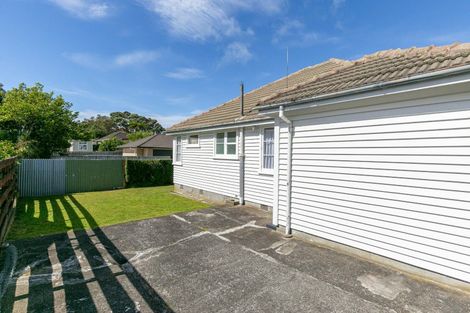 Photo of property in 12 Bracken Road, Newlands, Wellington, 6037