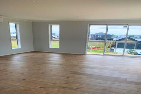 Photo of property in 9 Whata Street, Clarks Beach, 2122