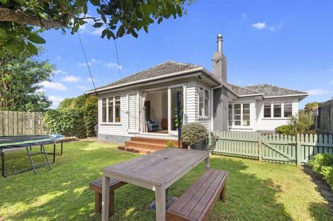 Photo of property in 1/2 Yeovil Road, Te Atatu Peninsula, Auckland, 0610