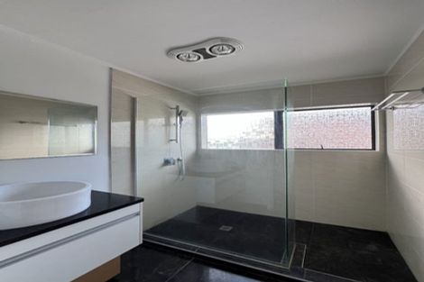 Photo of property in 1/260 Sunset Road, Windsor Park, Auckland, 0632