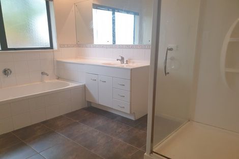 Photo of property in 60 Cabeleigh Drive, Helensville, 0800