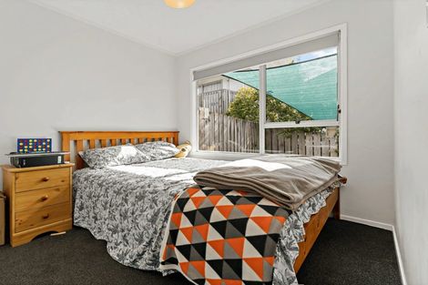 Photo of property in 2/247 Wairau Road, Totara Vale, Auckland, 0627